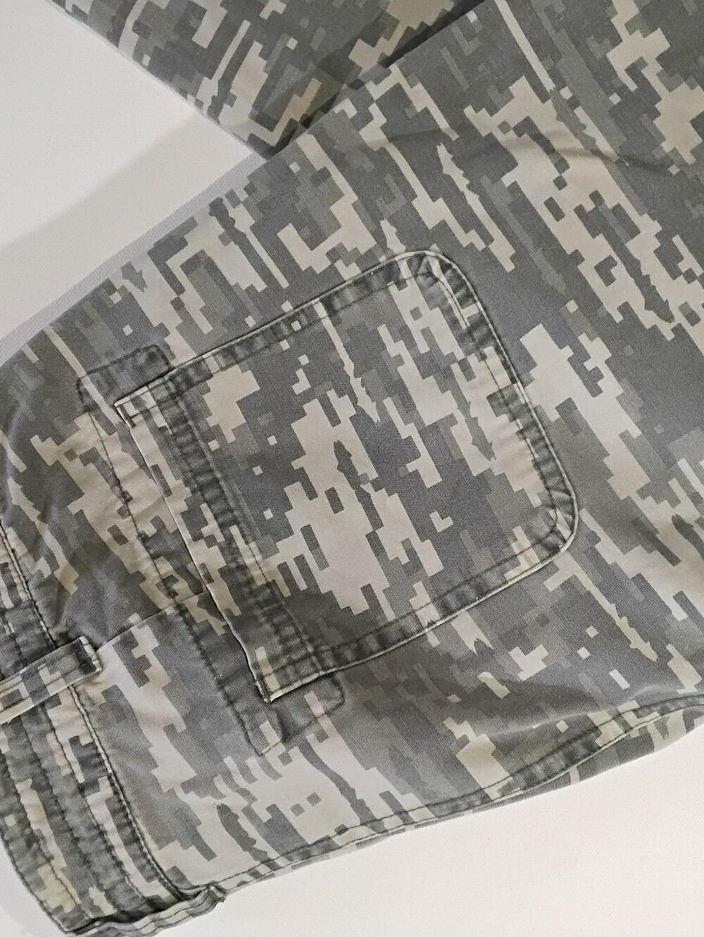 Orvis Bum Trout Fishing Capri Pants Womens Size 4 Grey White Camo Gorpcore‎ - Picture 4 of 5